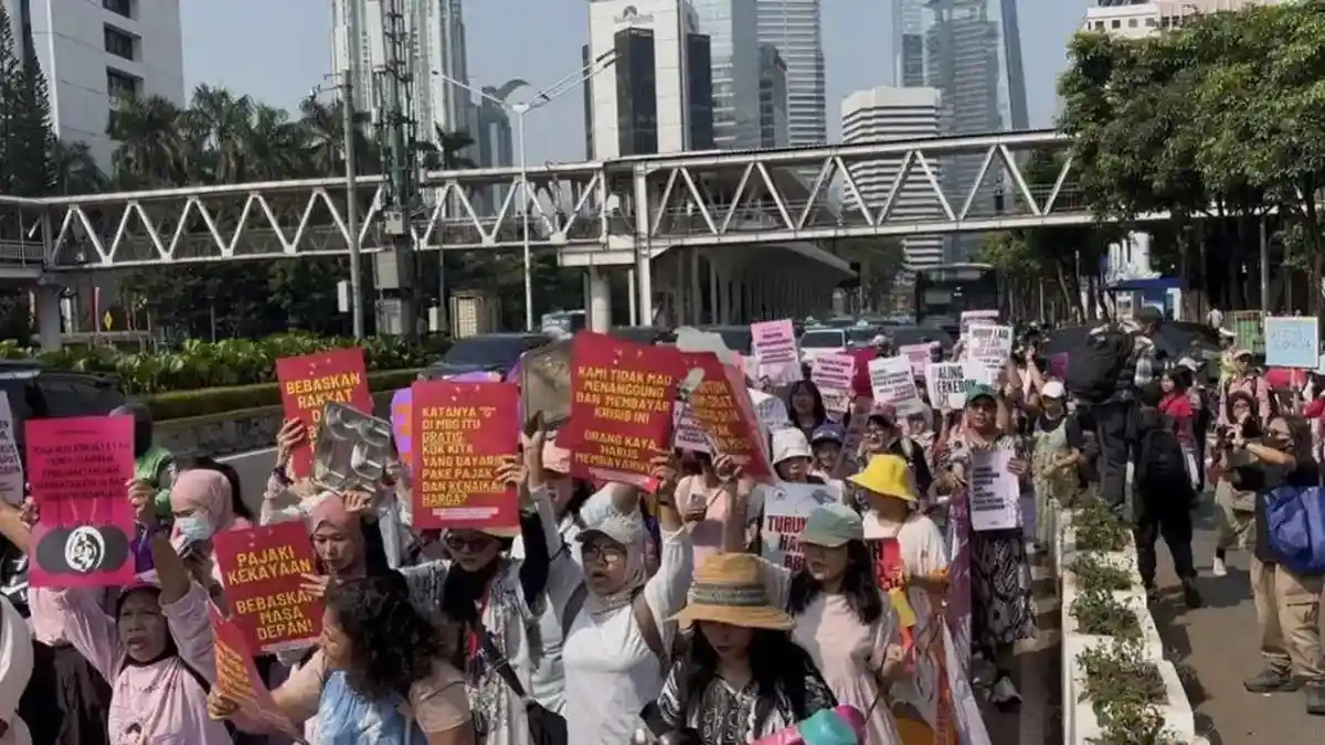 Aliansi Perempuan Tembus Blokade Polisi, Tuntut Turunkan Harga BBM dan Hentikan Program MBG