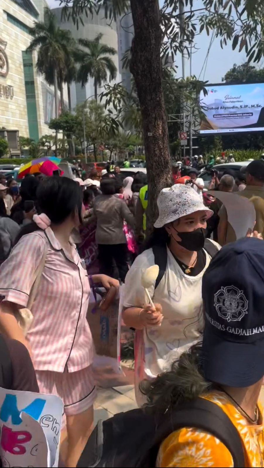 Dihadang Polisi, Suara Ibu dan Pekerja Miskin Kota Tuntut Harga Murah serta Lapangan Kerja Layak