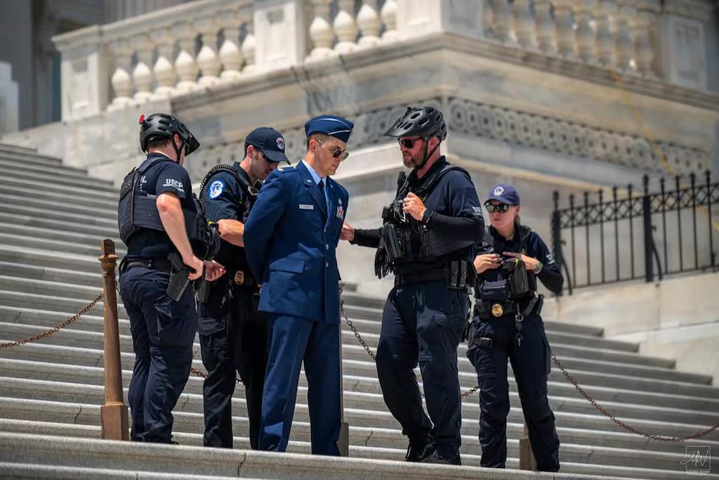 Mayor Angkatan Udara AS Ditangkap Usai Serukan Pemakzulan Donald Trump di Gedung Capitol