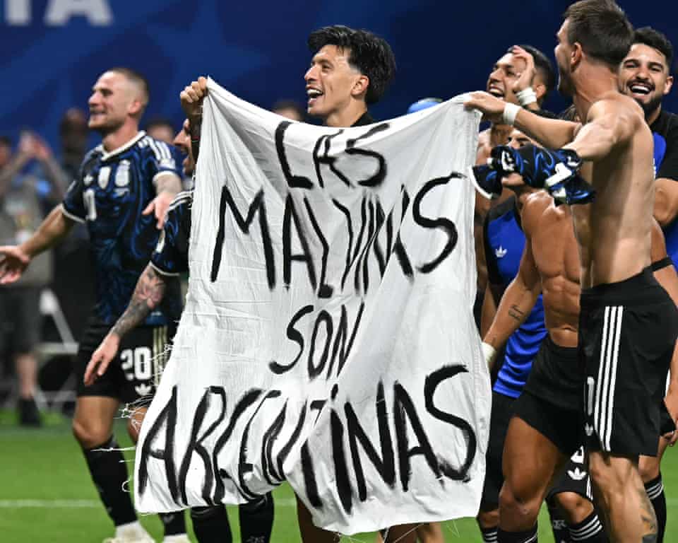 Argentina Tuai Kontroversi usai Kalahkan Inggris, Bentangkan Spanduk Sengketa Falkland di Piala Dunia