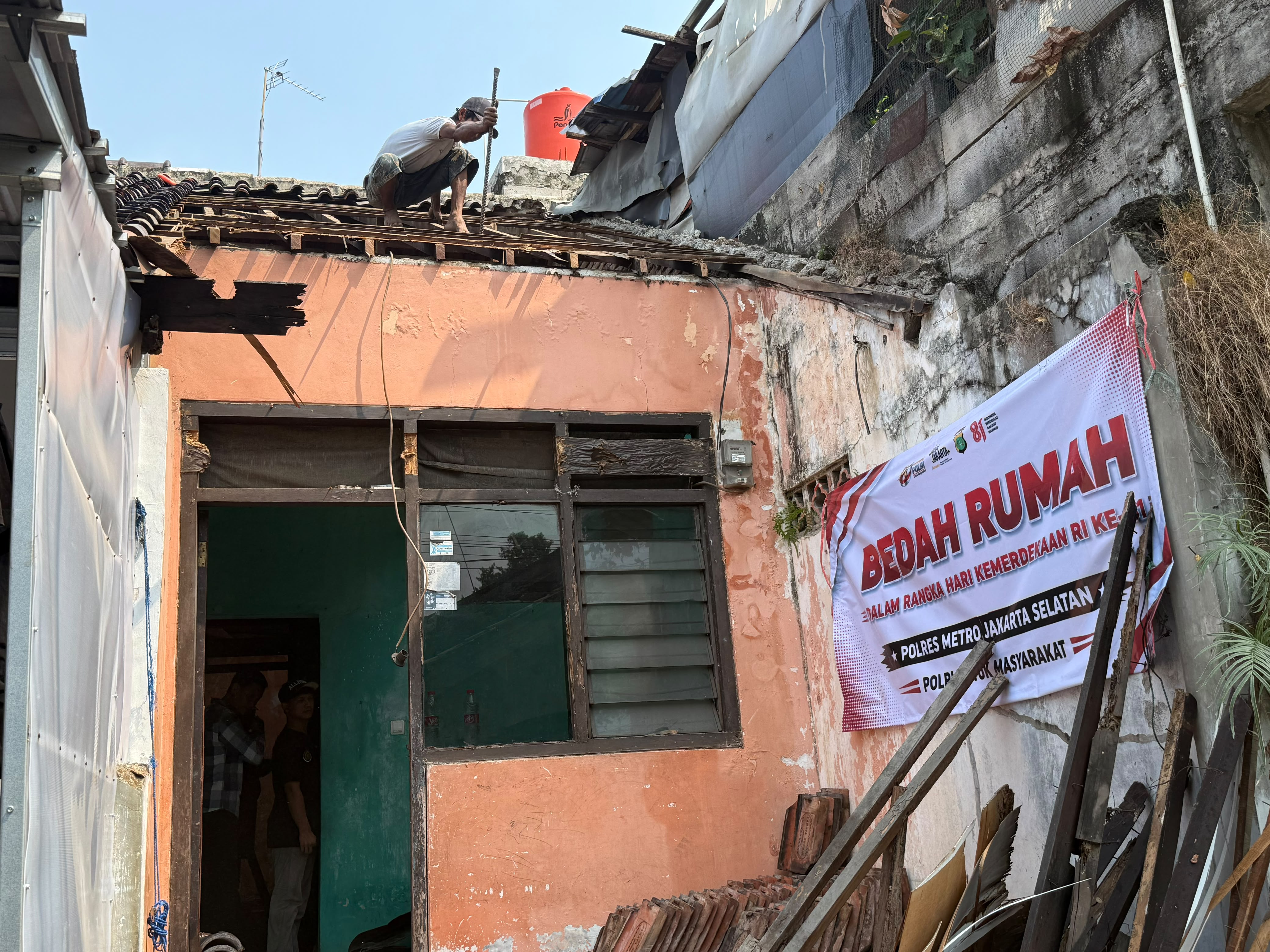 PT Malahayati Dan Polres Metro Jaksel Kembali Bedah Rumah Tak Layak Di Pasar Mingg